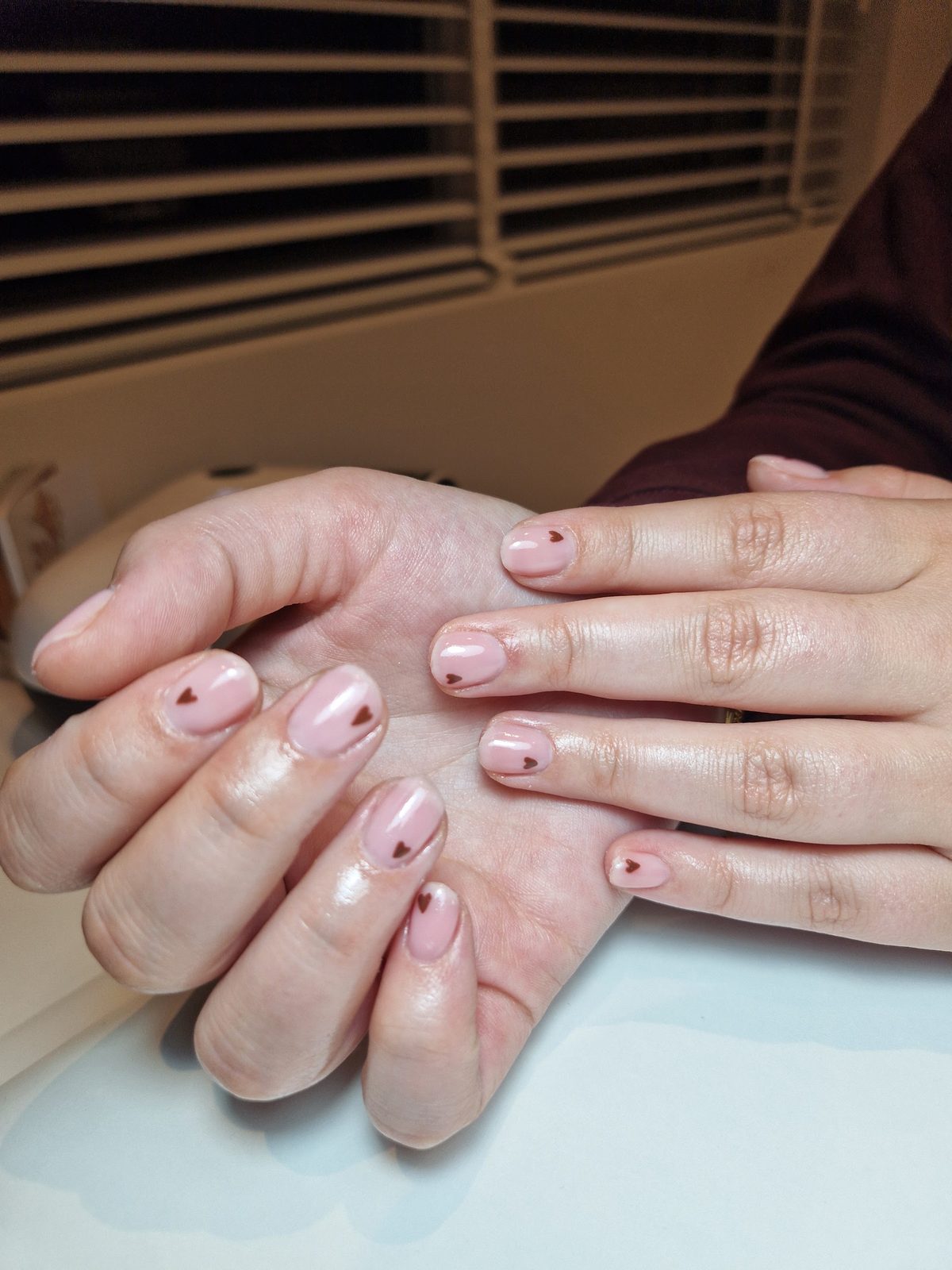 Nude nagels met kleine hartjes als accent