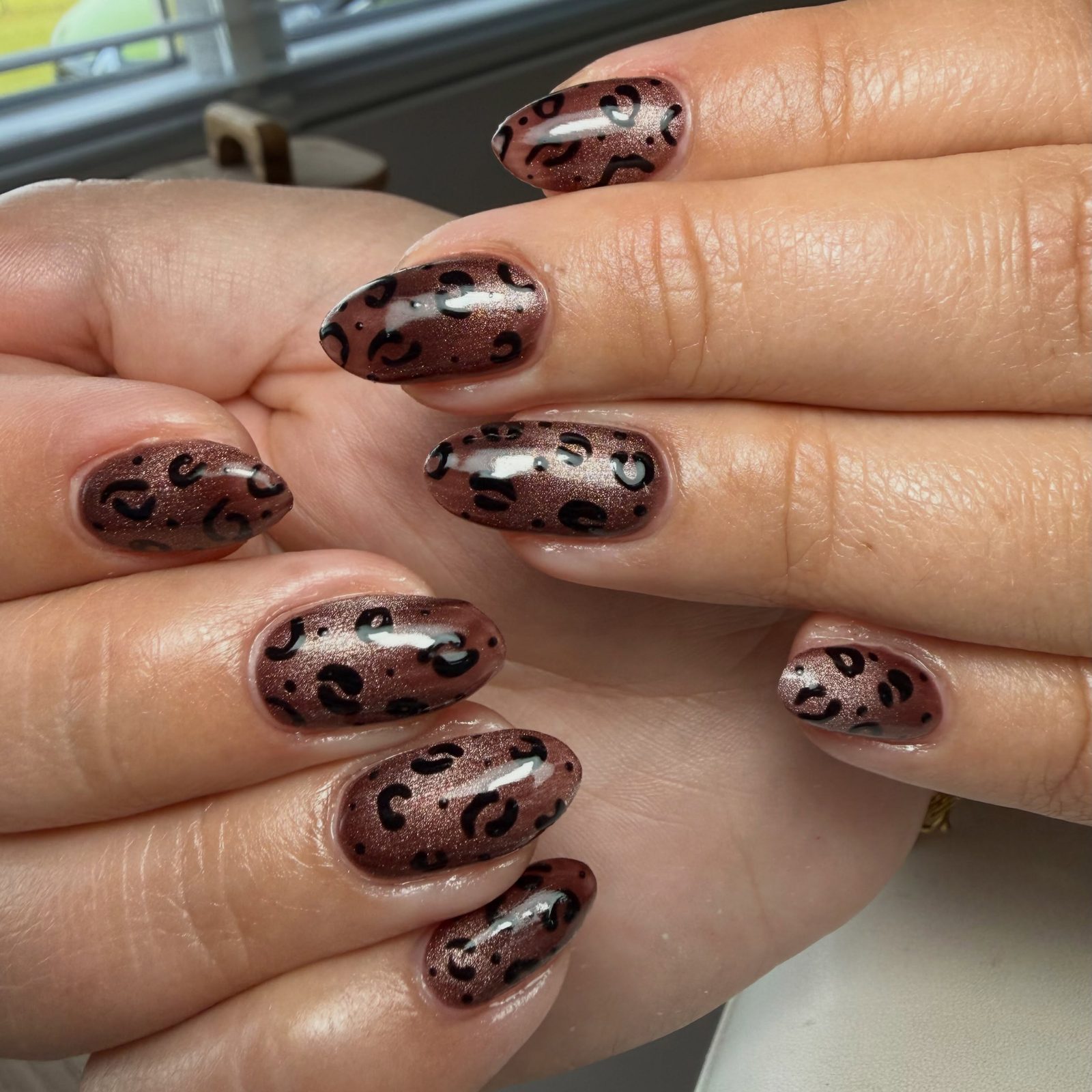 Donkerbruine nagels met luipaardprint