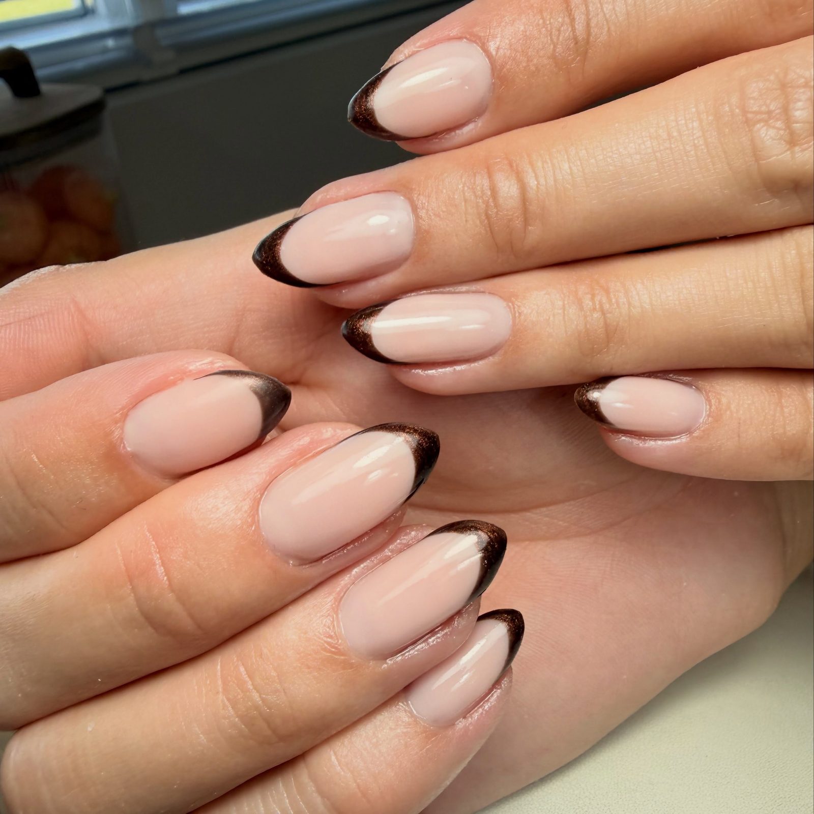 Amandelvormige nude nagels met chocoladebruine French tips